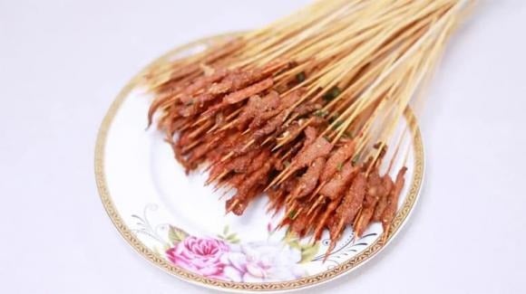 Sau khi ăn, thức ăn được tiêu hóa, chuyển hóa rồi thải ra ngoài cơ thể dưới dạng phân hoặc nước tiểu.