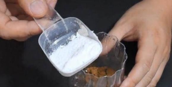 Tiếp theo, đổ khoảng nửa chai bia vào phần chai nhựa đó, khuấy đều để hòa tan.