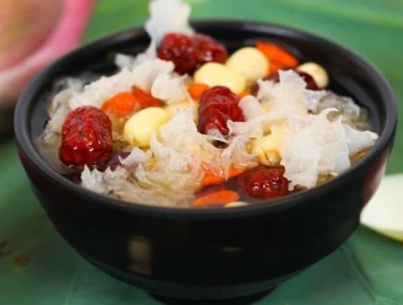 Không dừng lại ở tác dụng làm đẹp và bảo vệ tim mạch, nấm tuyết còn là người bạn tuyệt vời của hệ tiêu hóa.