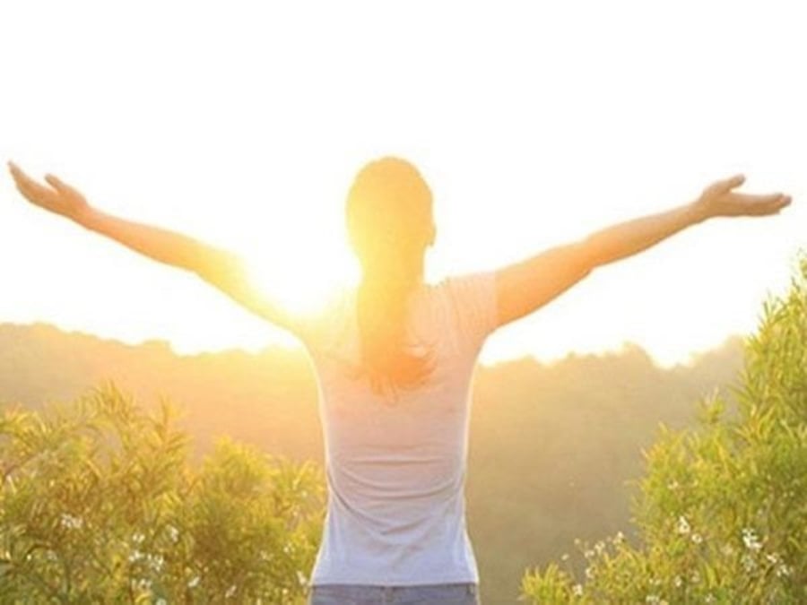 Ánh sáng mặt trời giúp giảm nguy cơ còi xương và loãng xương. (Ảnh minh họa)