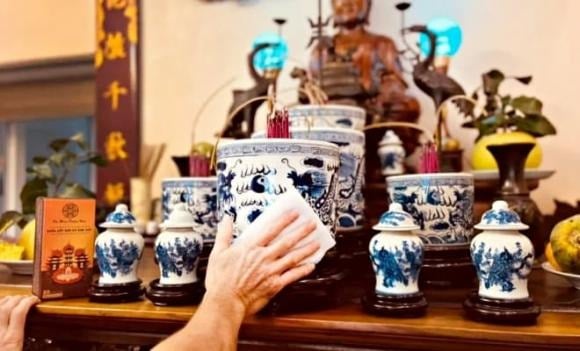 Tránh tuyệt đối các chất tẩy rửa hóa học mạnh vì dễ làm hỏng bề mặt và ảnh hưởng đến phong thủy.