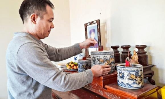 Trước khi tiến hành vệ sinh lư hương, bạn cần dâng hương, thành tâm khấn vái, xin phép tổ tiên.
