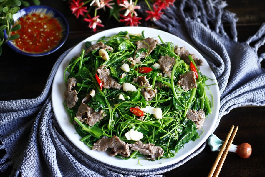 Khi tỏi dậy mùi thơm, cho thịt bò vào xào nhanh tay trên lửa lớn khoảng 1–2 phút đến khi thịt vừa chín tới. Không nên xào quá lâu để tránh thịt bị khô và dai.