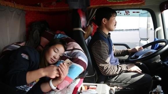 Sự hiện diện của người phụ nữ trên những chuyến đi dài không chỉ mang lại cảm giác ấm áp và bầu bạn, mà còn nâng cao chất lượng cuộc sống của người tài xế.