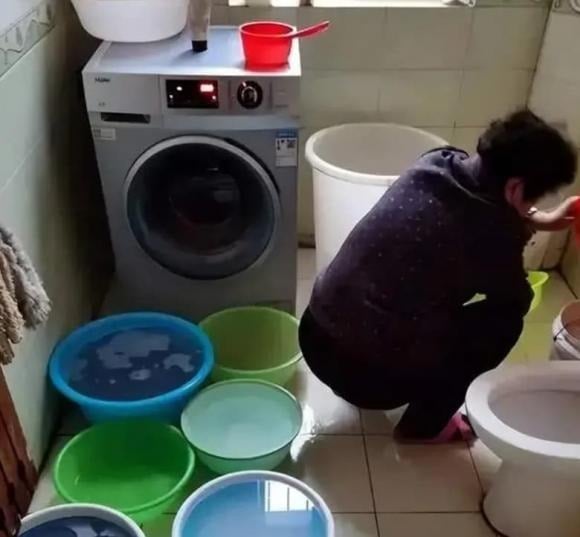 Khi chọn mua bồn cầu, không ít người băn khoăn giữa bồn cầu thường và bồn cầu thông minh.