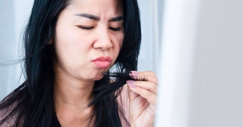 Tóc vốn đang suôn mượt bỗng nhiên vừa khô, vừa cứng chính là dấu hiệu của sự phá tài. (Ảnh minh họa)