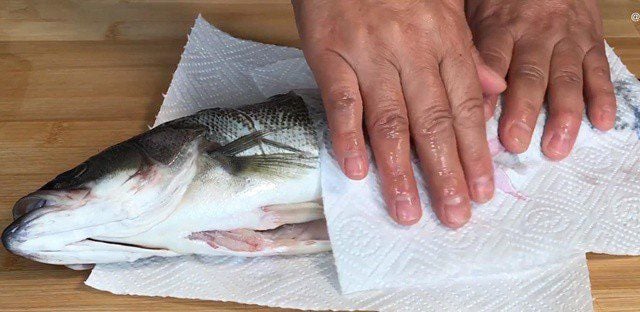 Một trong những nguyên nhân phổ biến khiến cá dễ bị dính chảo, vỡ nát chính là bề mặt cá còn ẩm ướt