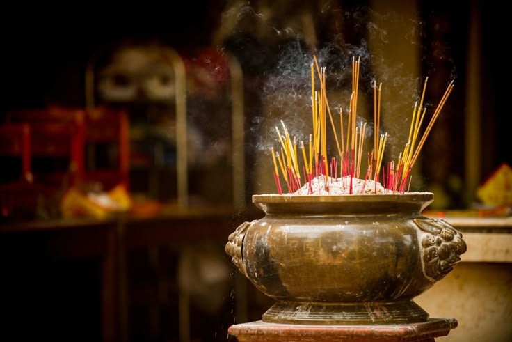 Không nên thắp hương buổi tối