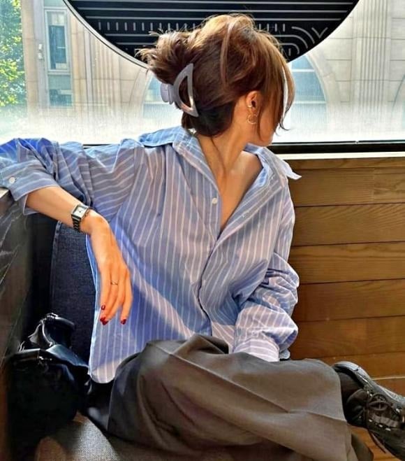 Một dấu hiệu dễ nhận biết khác là trong ví luôn chật kín những tờ hóa đơn cũ – từ biên lai cà phê, siêu thị đến cả những mẩu giấy thanh toán vụn vặt.