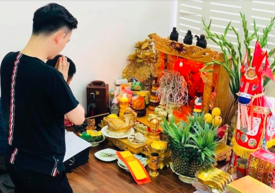 Những vật như hoa héo, trái cây hỏng, vàng mã chưa hóa được xem là cản trở dòng chảy của tài lộc và phước khí, khiến gia chủ gặp chuyện không như ý trong tháng mới.