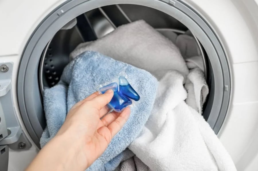 Không dùng nhiều chất tẩy rửa để giặt khăn