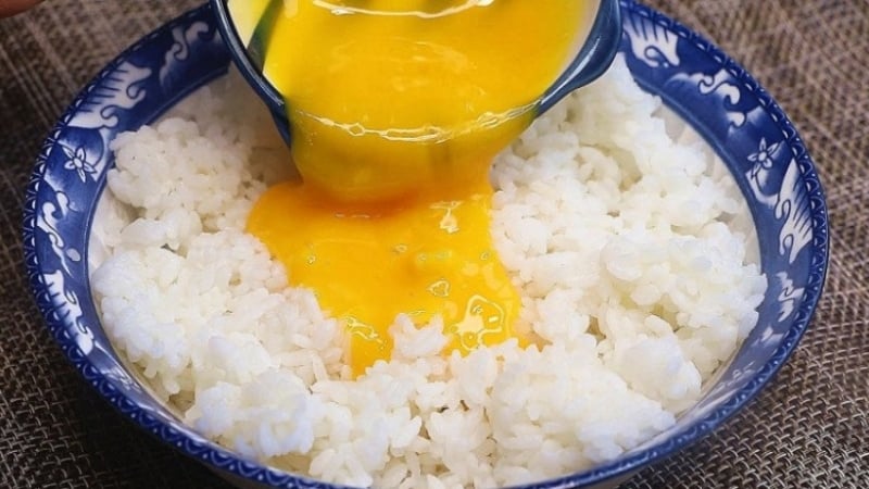 Trộn trứng với cơm