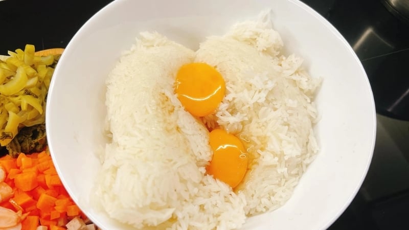 Rang cơm với lòng đỏ trứng gà