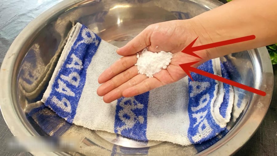 Bạn có thể sử dụng muối và nước ấm để làm sạch khăn mặt, khăn tắm.