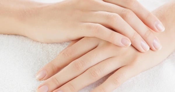 Ở người khỏe mạnh, làn da mu bàn tay thường mịn màng, không nhăn nheo hay chảy xệ