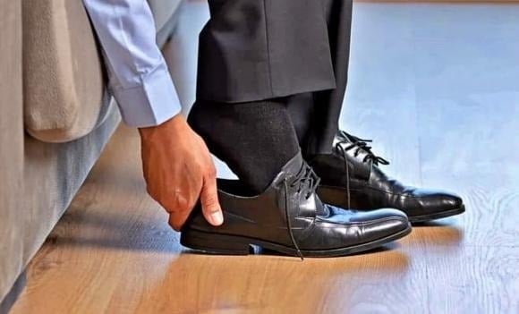 Nếu người chủ trước đó từng mắc các bệnh lý về da chân như nấm, ghẻ, viêm da…, việc sử dụng lại giày dép của họ có thể khiến mầm bệnh lây lan sang người khác.