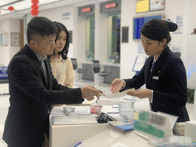 Y tá là nghề gắn liền với áp lực và cảm xúc tiêu cực, khi phải tiếp xúc trực tiếp với bệnh nhân trong môi trường căng thẳng, nhiều rủi ro.