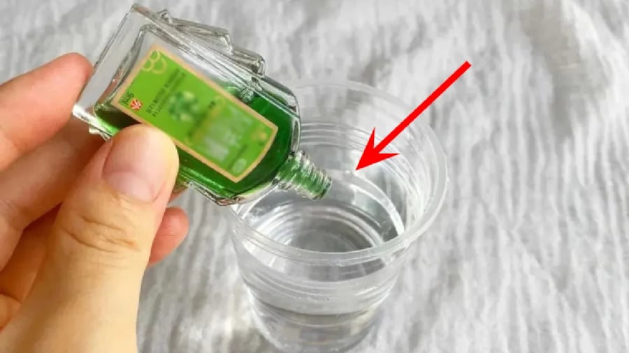 Khi pha dầu gió với giấm trắng, bạn sẽ thu được một loại dung dịch đặc biệt, giúp giải quyết nhiều vấn đề trong nhà.