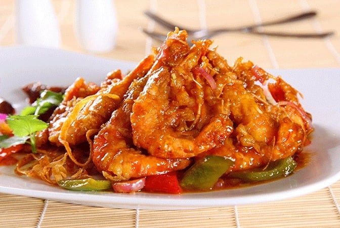 Tôm hấp xì dầu là món ăn mang phong cách Á Đông, với sự kết hợp độc đáo giữa vị ngọt của tôm và vị mặn nhẹ, thanh tao của nước tương. 