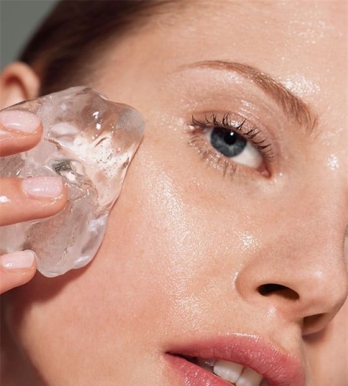 Thói quen này sẽ giúp máu dồn lên bề mặt da và mang đi một số độc tố gây ra nếp nhăn.