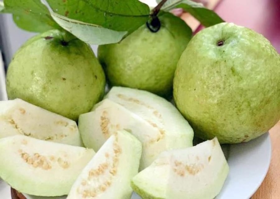 Ổi giàu chất xơ, vitamin và ít calo, rất phù hợp cho người đang giảm cân hoặc theo chế độ ăn chay.