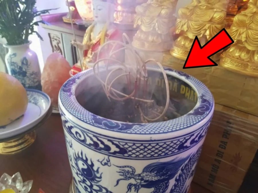 Bát hương có dấu hiệu này chứng tỏ ăn lộc tổ tiên