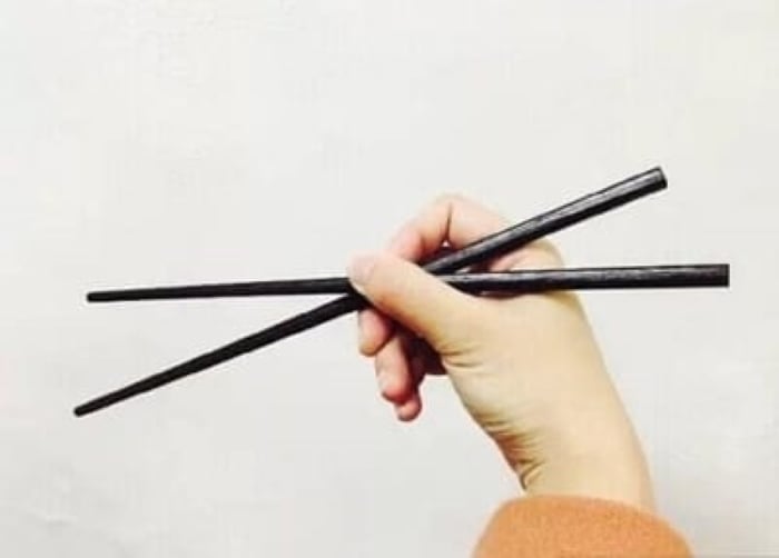 Cách cầm đũa kiểu cầm bút