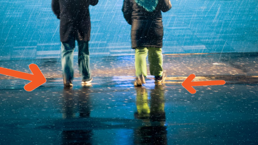 Dùng ủng đi mưa hoặc đơn giản là dùng túi nilon bọc giày giúp chống thấm