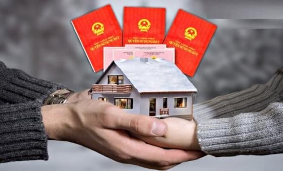 Nếu cha mẹ muốn để lại di chúc thừa kế cho con quyền sử dụng đất thì nên lập văn bản có công chứng hoặc chứng thực để tránh tình trạng sau này có tranh chấp phát sinh.