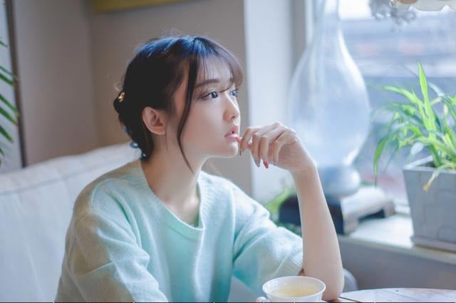 Với tôi, sự nữ tính không thể gượng ép, mà là thứ toát lên tự nhiên, như một thứ khí chất.