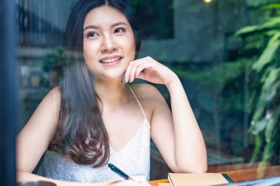 Có thể do tôi chú trọng đến vẻ bề ngoài nhiều hơn, nên tôi thường đánh giá sự nữ tính thông qua cách ăn mặc, nụ cười duyên, hay dáng đi uyển chuyển.