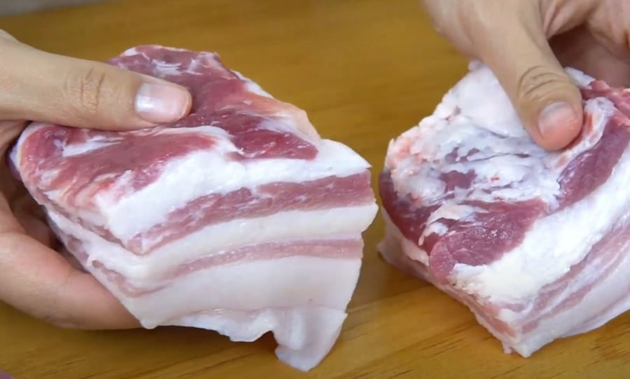 Bạn cần cắt thịt lợn thành từng miếng nhỏ vừa đủ cho một bữa ăn.