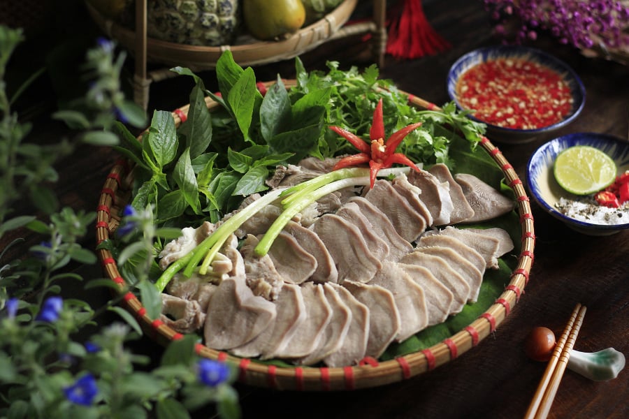 Ăn lưỡi lợn giúp cải thiện độ đàn hồi cho da, hỗ trợ chắc khỏe xương khớp và làm đẹp từ bên trong.
