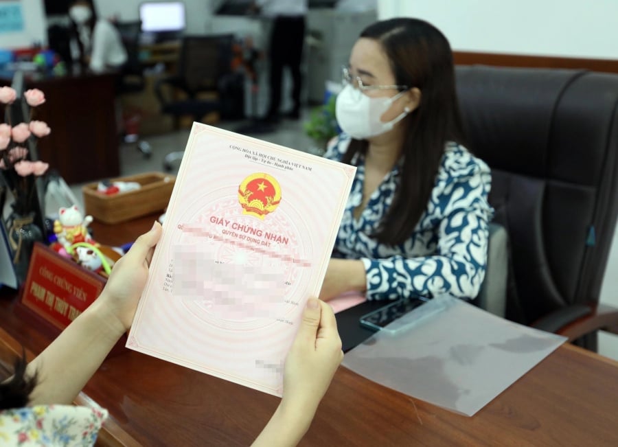 Bỏ Sổ đỏ hộ gia đình: Người dân cố tình không đổi sang mẫu mới bị phạt 20 triệu, đúng không?
