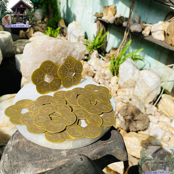 Tiền xu đặt trong bát nước sạch mang lại không khí thanh tịn