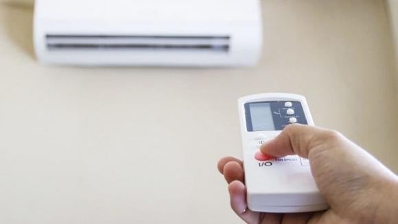 Trong những ngày hè oi bức, máy lạnh gần như trở thành thiết bị không thể thiếu trong mỗi gia đình.