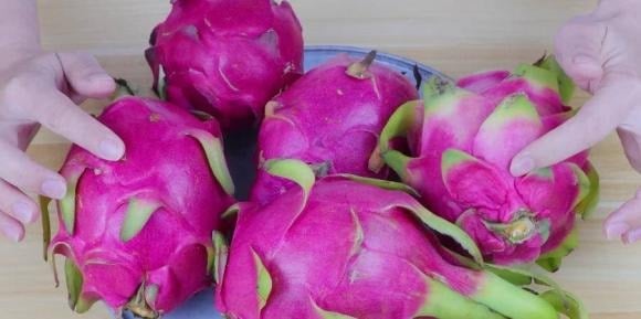 Một mẹo đơn giản nhưng cực kỳ hiệu quả để chọn được quả thanh long ngon là quan sát độ dài của lớp vảy trên vỏ.