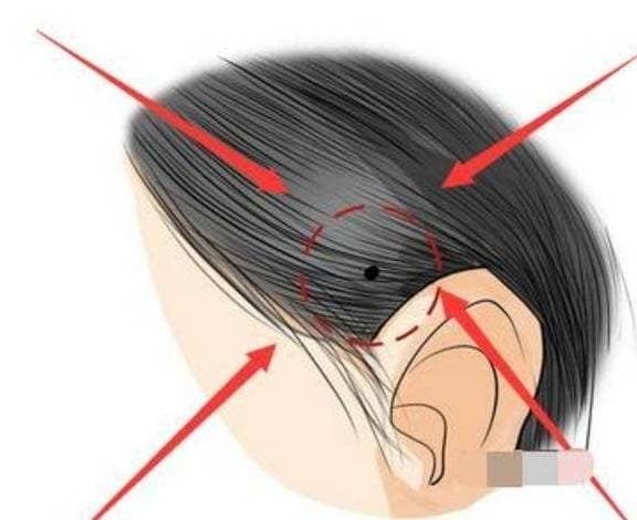 Nốt ruồi trong tóc được gọi là nốt ruồi ẩn – khó nhìn thấy, nhưng lại mang giá trị rất lớn trong nhân tướng học. Người có đặc điểm này thường có vận khí cực tốt, được tổ tiên phù trợ và có mối quan hệ thân thiết, hỗ trợ từ phía họ hàng.