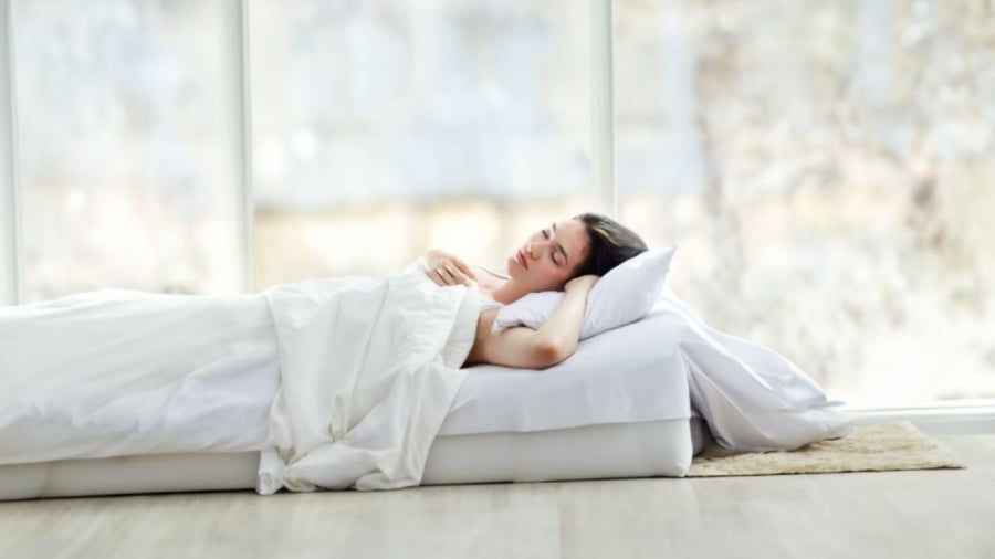 Ngủ đặt tay lên ngực gây ảnh hưởng xấu, dễ mộng mị