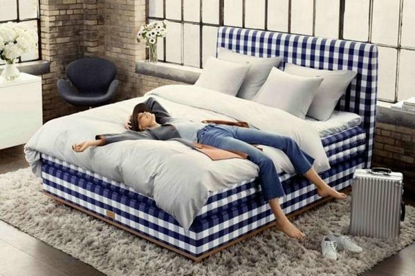 Ngủ ngang giường sẽ không thoải mái