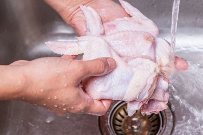 Rửa thế này làm tăng phát tán vi khuẩn trong thịt gà sống