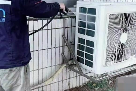 Việc lắp thêm mái che hoặc phủ bạt có thể khiến dàn nóng bị bí, giảm khả năng thoát hơi nóng.