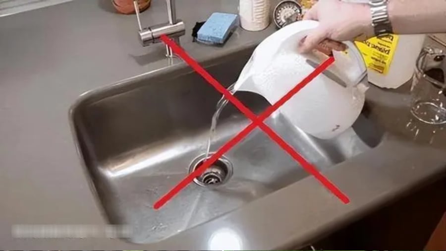 Đổ nước nóng xuống bồn rửa bát có thể gây ra các vấn đề nghiêm trọng.
