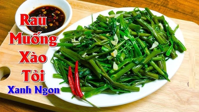 ho dầu ăn vào chảo nóng, thêm tỏi băm phi thơm. Sau đó, vặn lửa lớn, cho rau muống vào chảo đảo nhanh tay, thêm phần nước sốt đã chuẩn bị