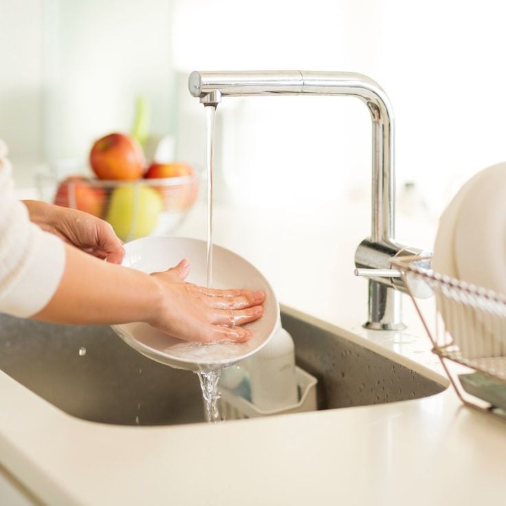Lần đầu làm khách nhà bạn trai không nên rửa bát