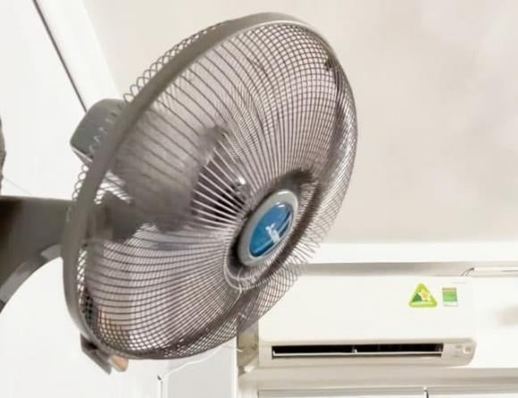 Ngoài việc đo thực tế lượng điện tiêu thụ khi bật quạt suốt đêm, anh K.Hưng – một người dùng chia sẻ trải nghiệm của mình – còn đưa ra một mẹo giúp gia đình tiết kiệm điện hiệu quả hơn trong mùa hè: sử dụng điều hòa kết hợp quạt điện.