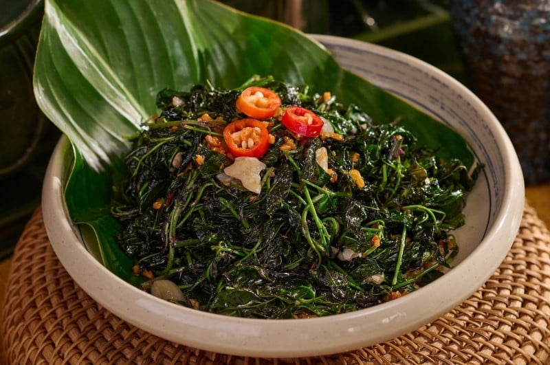 Rau ngũ gia bì vốn có vị đắng, nhưng nấu lên vị đắng sẽ giảm đi, xen lẫn chút ngọt thanh tự nhiên và dậy mùi thơm rất riêng và ngon nhiều người mê mẩn.