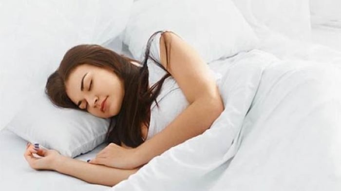 Nằm nghiêng bên trái là một trong những tư thế ngủ được đánh giá cao nhất trong việc cải thiện hô hấp. (Ảnh minh họa)