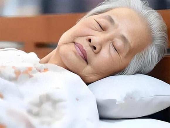 Sau khi kể rõ triệu chứng và thực hiện một loạt xét nghiệm, bác sĩ kết luận: sức khỏe tổng thể của cô hoàn toàn ổn, và những triệu chứng kia rất có thể là do thói quen… ngủ trưa quá lâu gây ra.