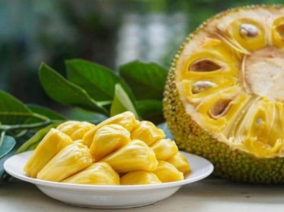 Trong văn hóa thờ cúng của người Việt, việc dâng hoa quả lên bàn thờ không chỉ là nghi lễ tâm linh mà còn thể hiện lòng thành kính với tổ tiên.